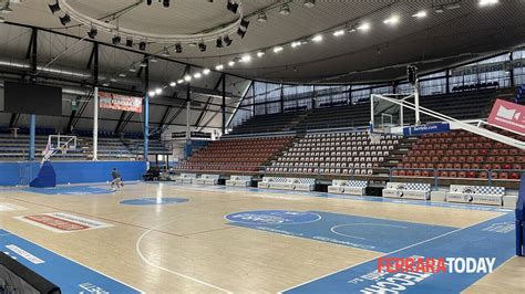 ragazzo giovane che pratica basket in un palazzetto sportivo