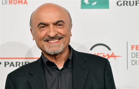Ritratto fotografico intenso di Ivano Marescotti, sottolineando il suo volto espressivo e vissuto