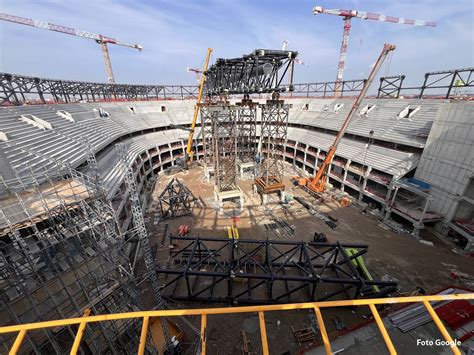 Una vista panoramica di una moderna arena olimpica invernale, simbolo delle sfide e dei sogni che ogni atleta coltiva durante il proprio percorso.