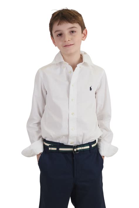 bambino che indossa una camicia classica Ralph Lauren in un contesto elegante