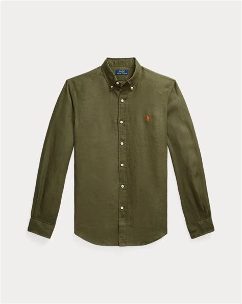 dettaglio sartoriale del colletto e del logo di una camicia Ralph Lauren