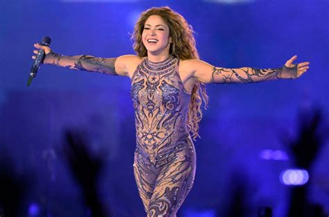 Ritratto artistico di Shakira durante una performance dal vivo