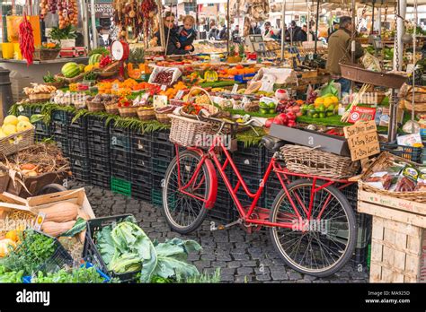 Mercato all'aperto con bancarelle colorate e folla