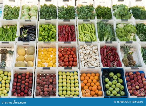 Bancarella di prodotti ortofrutticoli locali freschi