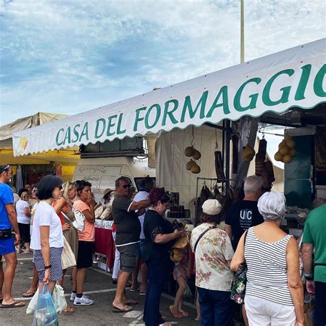 Artigiano locale al lavoro durante un mercatino serale
