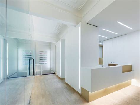 Studio medico professionale con attrezzature moderne e ambiente accogliente