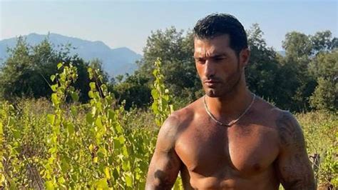 Michael Terlizzi in posa da modello