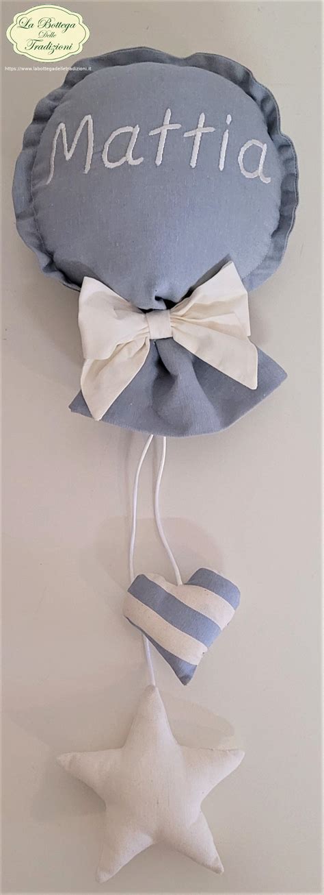 fiocco nascita artigianale appeso alla porta di una cameretta