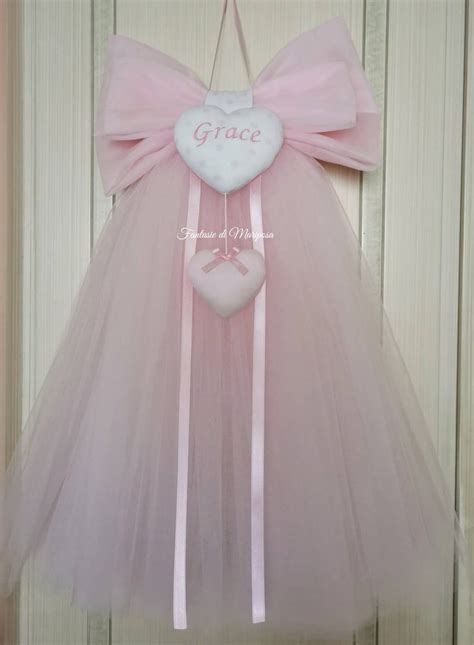 fiocco nascita in tulle appeso a un portone decorato