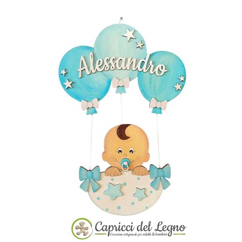 esempio di fiocco nascita personalizzato con decorazioni in legno