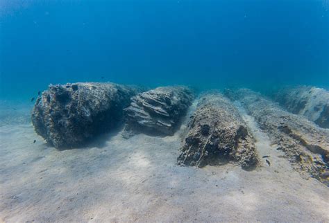 Dettaglio delle colonne romane sommerse nei fondali di Porto Cesareo