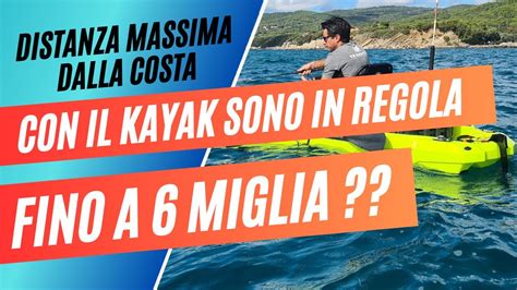 Kayak in navigazione vicino all'Isolotto a forma di cuore