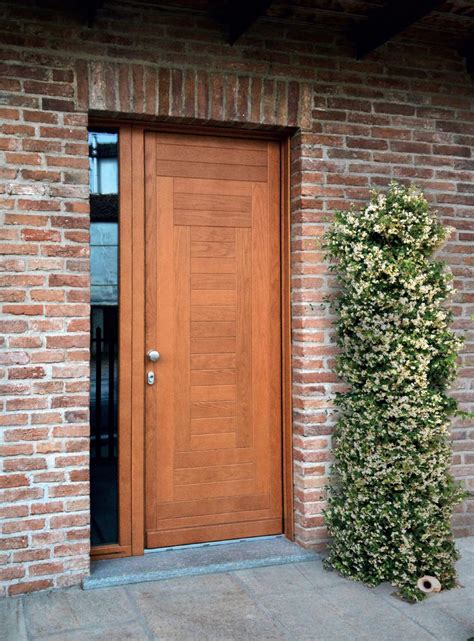 Un fiocco nascita classico appeso alla porta di ingresso di una casa