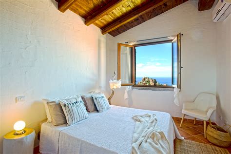 Interno di una camera del B&B Villa Brezza Marina con arredi tipici salentini