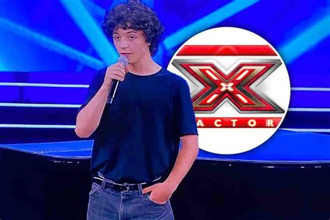 Lorenzo Salvetti sul palco di X Factor durante una delle sue esibizioni live