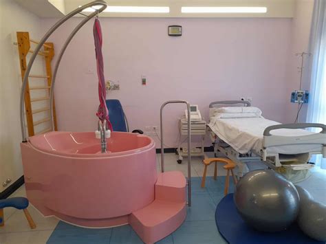 Vasca per travaglio in acqua e opzioni per il parto