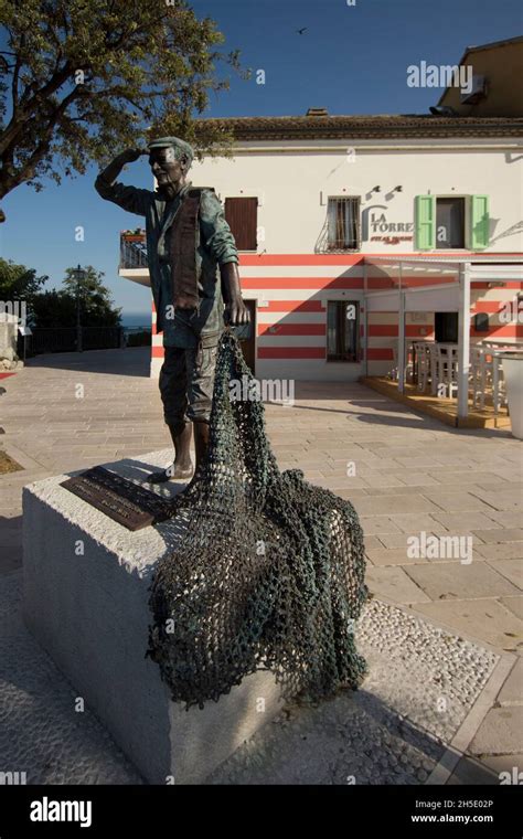 statua del monumento al pescatore nel porticciolo di Porto Cesareo