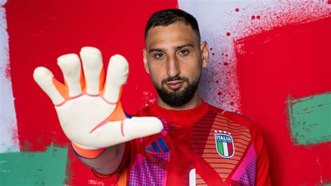 Gianluigi Donnarumma in azione con la maglia del Milan