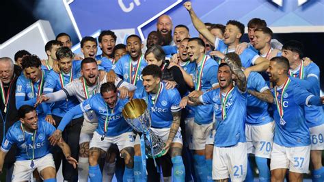 Gianluigi Donnarumma festeggia la vittoria della Supercoppa Italiana