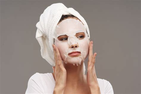 Donna che si rilassa con maschera viso durante il tempo di posa della tinta