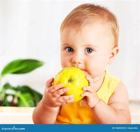 Bambino che mangia una mela