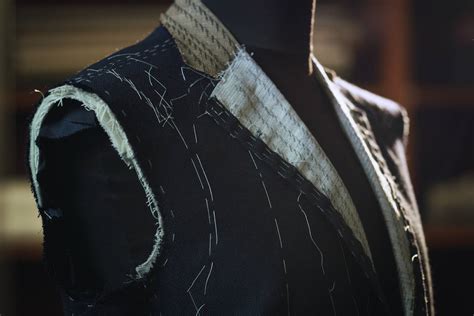Dettaglio di tessuti e lavorazioni sartoriali tipiche dei capi Raptus&Rose