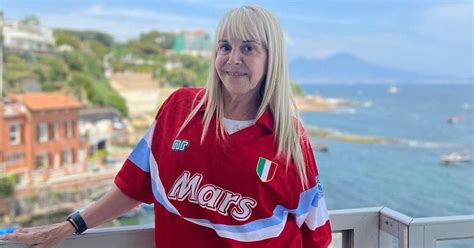 Ritratto di Claudia Villafañe in un contesto pubblico contemporaneo