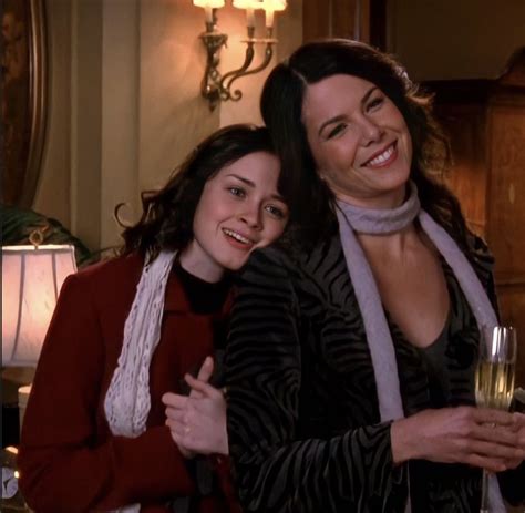 Rory e Lorelai Gilmore sulle gradinate di Stars Hollow
