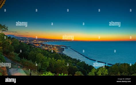 paesaggio suggestivo della costa romagnola al tramonto