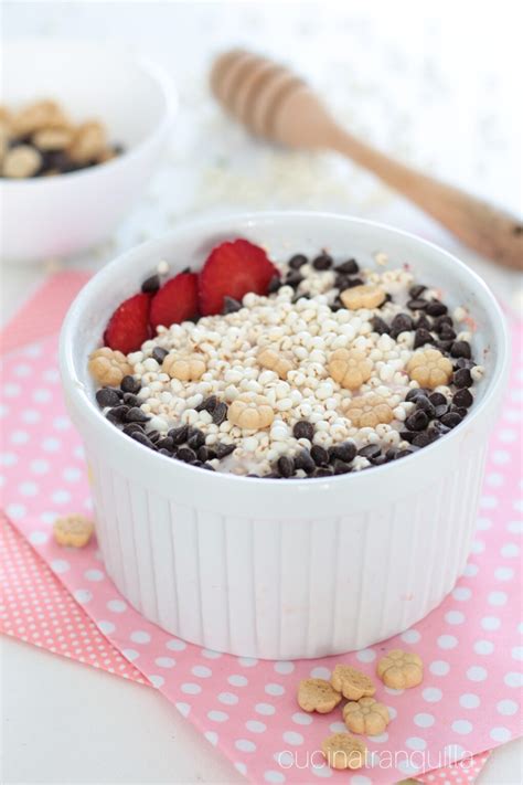 Riso soffiato in una ciotola con latte e frutta