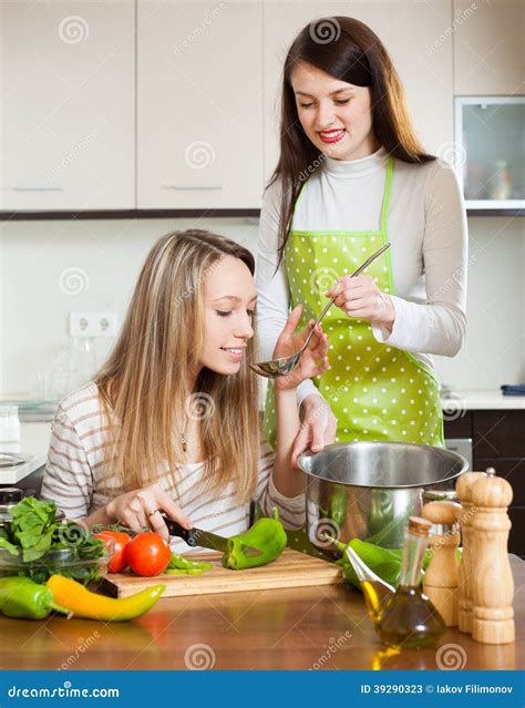 Donne incinte che cucinano in cucina