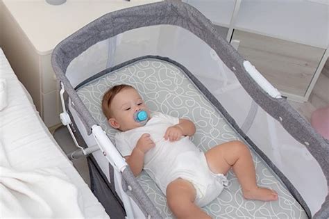Bambino in culla d'ospedale
