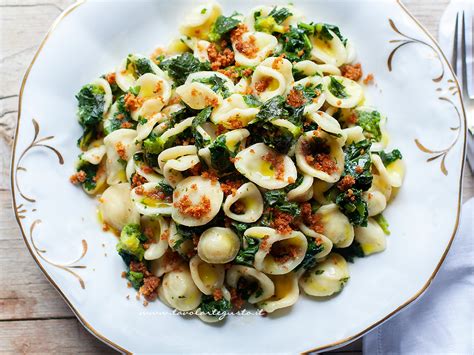 piatto tipico di orecchiette alle cime di rapa servito su una tavola in legno
