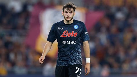 Khvicha Kvaratskhelia in azione con la maglia del Napoli