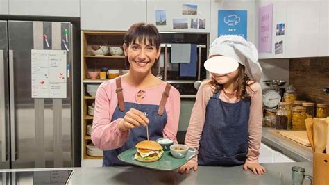 Erica Liverani in cucina con sua figlia Emma