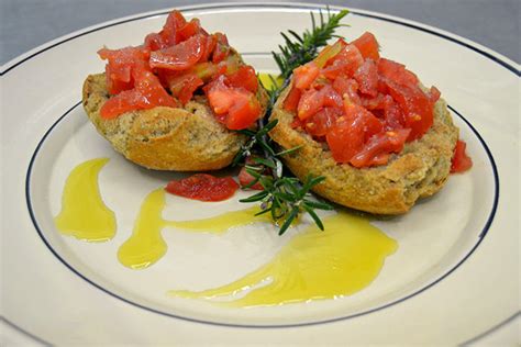 Tavola apparecchiata con specialità tipiche salentine