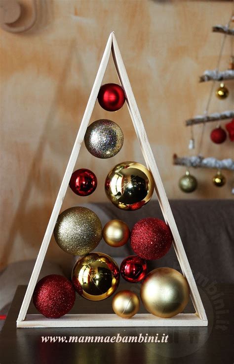 schema di decorazione albero di natale con palline di diverse dimensioni