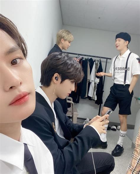 BTS che si esibiscono