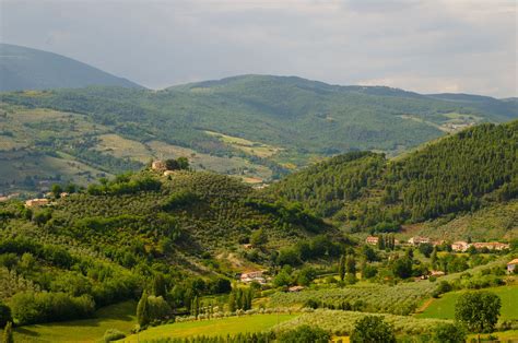 Veduta panoramica delle colline umbre circostanti l'agriturismo