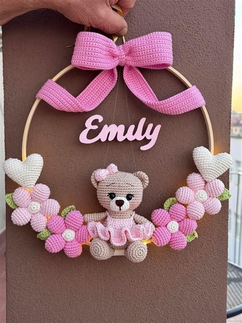 Ghirlanda nascita all'uncinetto con decorazioni per bambini