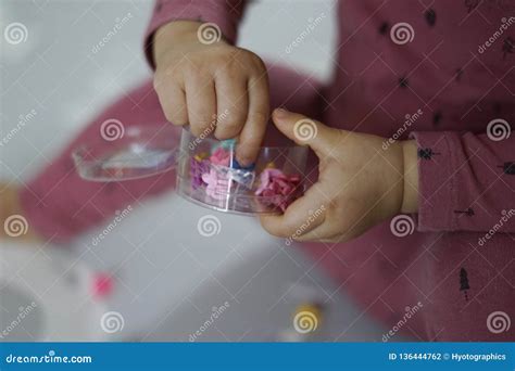 Bambino che esplora un giocattolo con le mani
