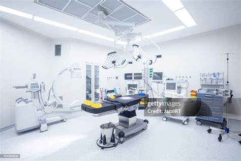 moderna sala operatoria ospedaliera con attrezzature ostetriche