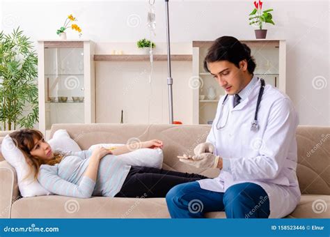 Dottore che visita una donna incinta o che allatta