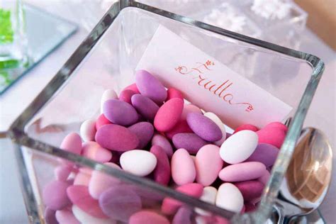 Assortimento di confetti colorati per confettata