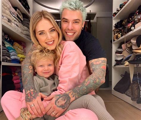 Chiara Ferragni che mostra il pancione in uno scatto social