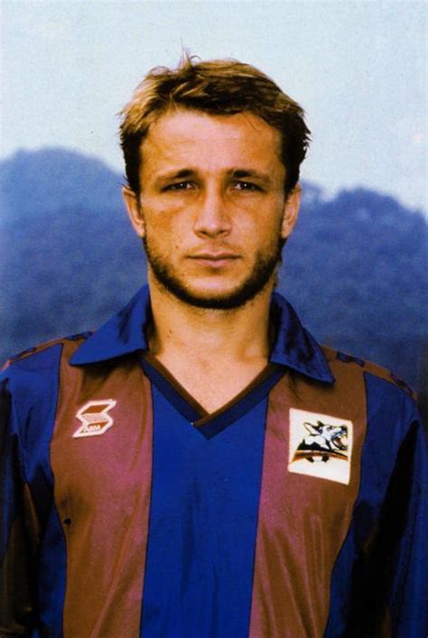 Ritratto fotografico di Donato Bergamini con la maglia del Cosenza