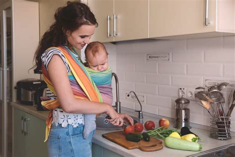 Una mamma che allatta che sceglie cibi sani in cucina