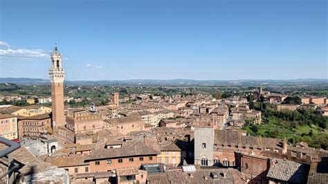 veduta panoramica di Siena con il Duomo e la piazza del Palio