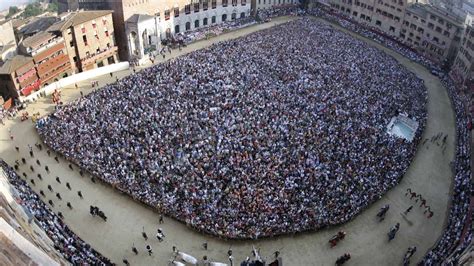 sbandieratori durante il Palio di Siena nel contesto storico della Piazza del Campo
