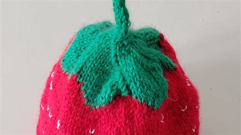 Cappellino da neonato a forma di fragola con dettaglio per tubo respiratore